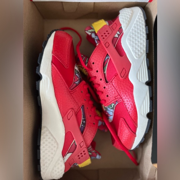 Hawaiian Floral Print Red Nike Huarache - Picture 1 of 4